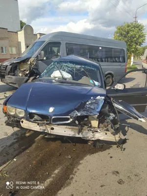 В Сороках случилась авария: BMW выехал на встречную полосу и врезался в бус