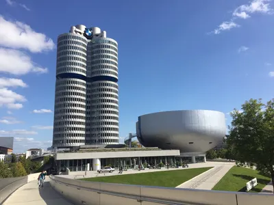 100 мест, которые нужно посетить в Германии. Мюнхен Музей БМВ и комплекс Мир  БМВ BMW Welt описание фото.