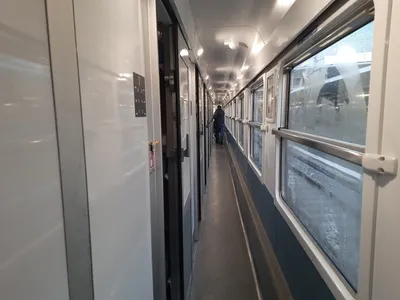 Метро тестирует обновленный поезд «Москва» с мягкими сиденьями и  шестиугольными поручнями