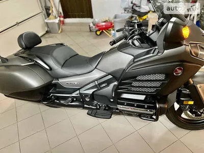 Фото мотоцикла голда на темный фон – эффектный контраст