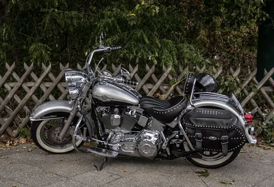 Изящные линии и мощь на фото: Мотоцикл Harley Davidson в объективе камеры