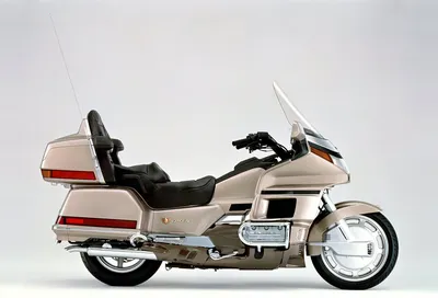 Привлекательная композиция с фото мотоцикла Honda Gold Wing
