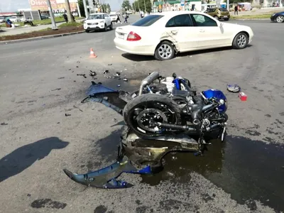 В Энгельсе мотоцикл столкнулся с Mercedes
