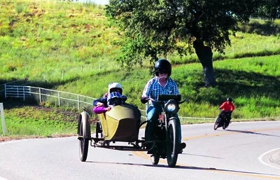 Фото мотоцикла с коляской - выберите формат и размер для загрузки (JPG, PNG, WebP)