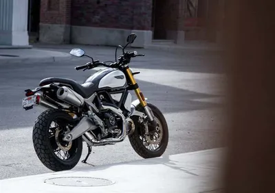 Фотографии Мотоцикл скремблер в HD разрешении: выбирайте формат и размер