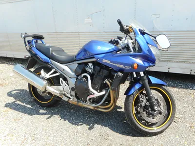 Мощный и величественный: Мотоцикл Suzuki Bandit во всей своей красе.