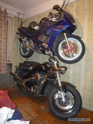 Фото мотоцикла в квартире - выберите формат для скачивания (JPG, PNG, WebP)