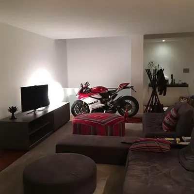 Фоны с мотоциклом в квартире - новое изображение для скачивания