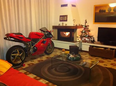 Фото мотоцикла в квартире - бесплатно скачать в формате JPG