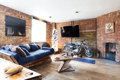 Фото мотоцикла в квартире - выберите размер изображения для скачивания