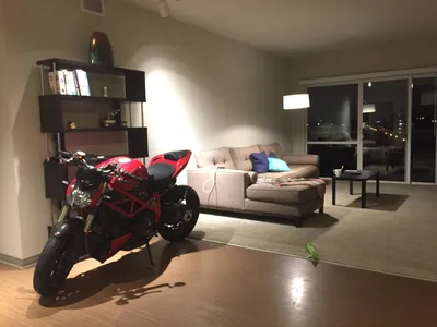 Мотоцикл в квартире: фантастическая фотография мото на неожиданном месте