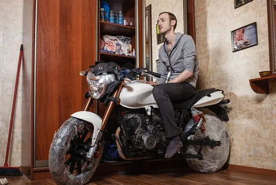 Удивительный пейзаж: мотоцикл в квартире с захватывающим видом за окном