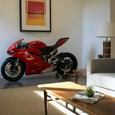 Изображение мотоцикла в квартире