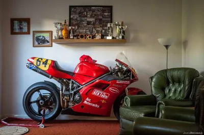 Фото мотоцикла в квартире - бесплатно скачать в формате PNG