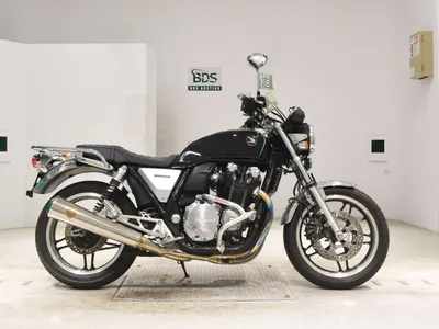 Живописное фото мотоцикла Honda, переносящее зрителя в мир приключений