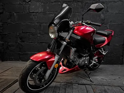 Красочное изображение мотоцикла Suzuki в формате HD