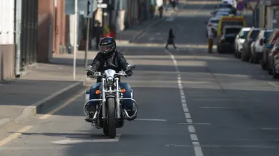 Загрузить бесплатно фото мотоцикла на улице
