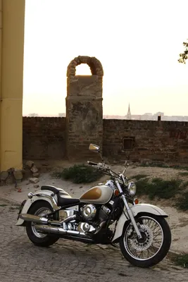 Воплощение свободы: мотоцикл на фоне городского пейзажа