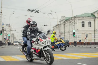 Уличный стиль: модные мотоциклы, становящиеся частью городской культуры