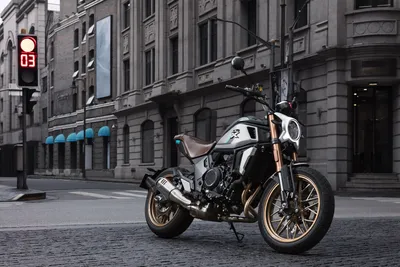Харли Дэвидсон среди городской суеты: фотография иконического мотоцикла на улицах