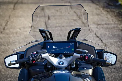 Картинка мотоцикла для путешествий с ветрозащитным стеклом