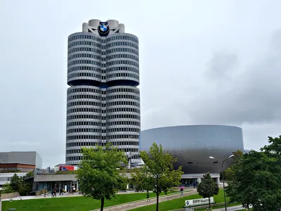 Мюнхен, Германия - 10 Марта, 2016: Штаб-квартира BMW В Мюнхене С Музей BMW  На Правой Стороне Фотография, картинки, изображения и сток-фотография без  роялти. Image 55059766