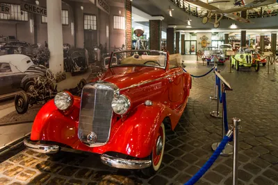 Музей Mercedes-Benz распродаёт классические автомобили