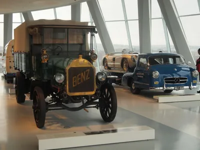 Музей Mercedes-Benz продаст б/у