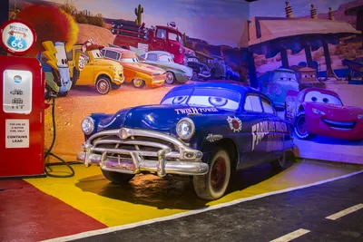 Музей автомобилей в Санкт-Петербурге. Интерактивный американский музей  ретро автомобилей route 66