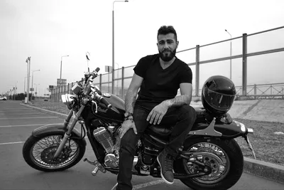 Мужчина на мотоцикле фотографии
