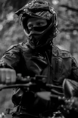 Фото Мужчины на мотоцикле: эмоции в каждом движении