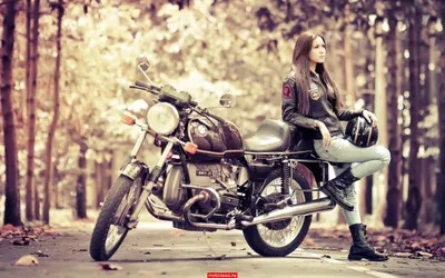 Изображение: Мотоцикл и мужчина, объединенные скоростью