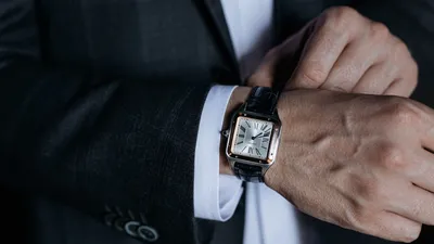 Мужские наручные часы лежат под …» — создано в Шедевруме