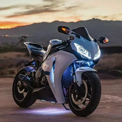 Свежие снимки На мотоцикле ночью с впечатляющей подсветкой