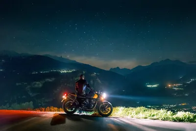 Захватывающие фото На мотоцикле ночью на фоне городской панорамы