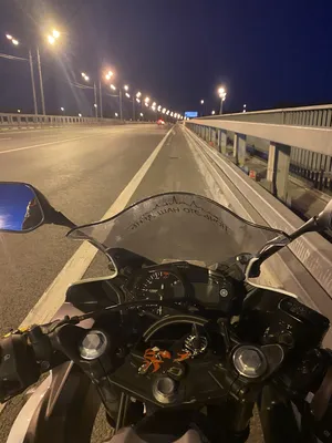 Настоящая атмосфера ночной гонки На мотоцикле на фото HD качества