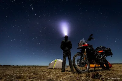 Фото на мотоцикле под лунным светом
