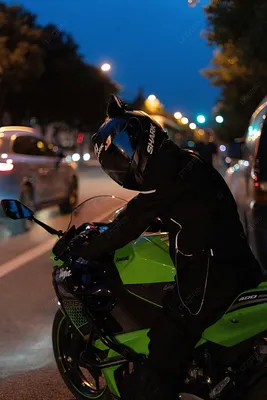 Магический пейзаж ночной поездки на мотоцикле в фото
