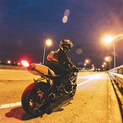 Фото с ветром в волосах во время ночной поездки на мотоцикле
