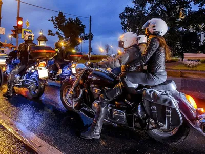 Магия ночи на фото с ночной поездки на мотоцикле