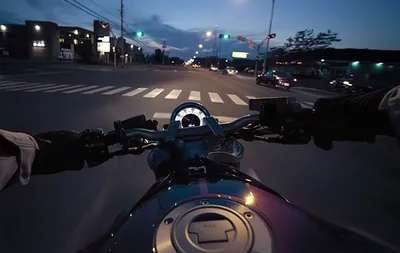 Скачать бесплатно фото На мотоцикле ночью в формате JPG