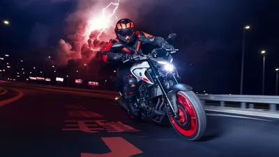 HD рисунок мотоцикла в сиянии фонарей