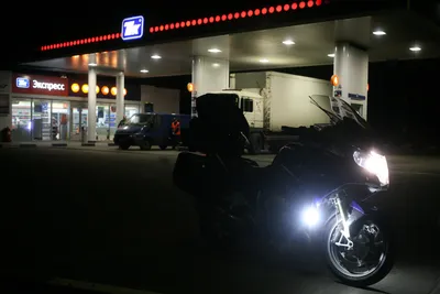 4K фотка мотоцикла ночью в стиле граффити