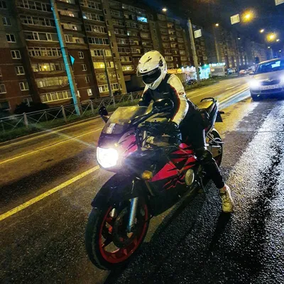 Фотография мотоцикла ночью: обои на телефон в HD качестве