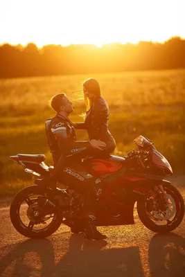Пара на мотоцикле: выберите формат изображения и скачайте бесплатно
