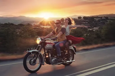 Страсть к приключениям: фотосессия на мотоцикле с романтическим настроением