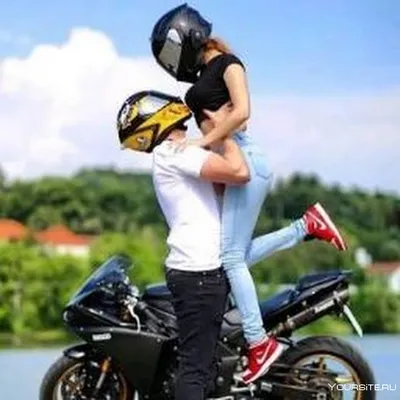 Мото-любовь: лучшие кадры, показывающие счастливую пару на мотоцикле