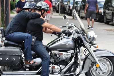 Вибрация свободы: красивые фотографии мотоцикла с влюбленной парой в кадре
