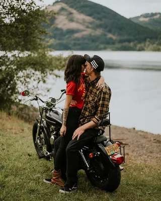 Объятия на двух колесах: романтические моменты с парой на мотоцикле