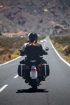 Чувство свободы: красивые кадры, демонстрирующие счастливую пару на мотоцикле